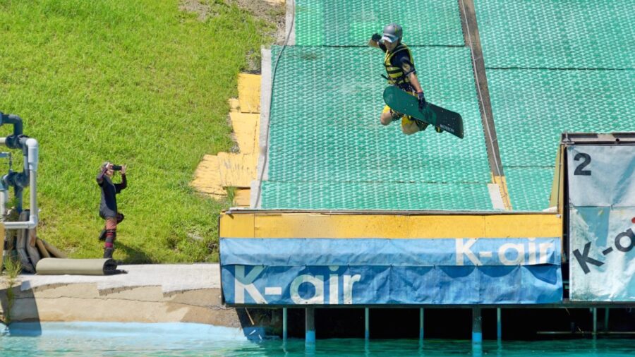 桑名ウォータージャンプ K-air（ケーエアー）にてウォータージャンプキッカーを飛ぶ男性