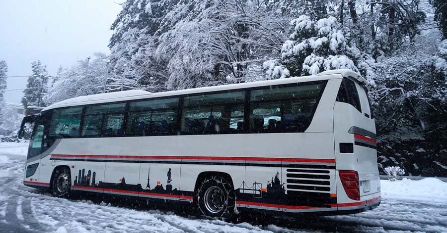 雪道を走るバス