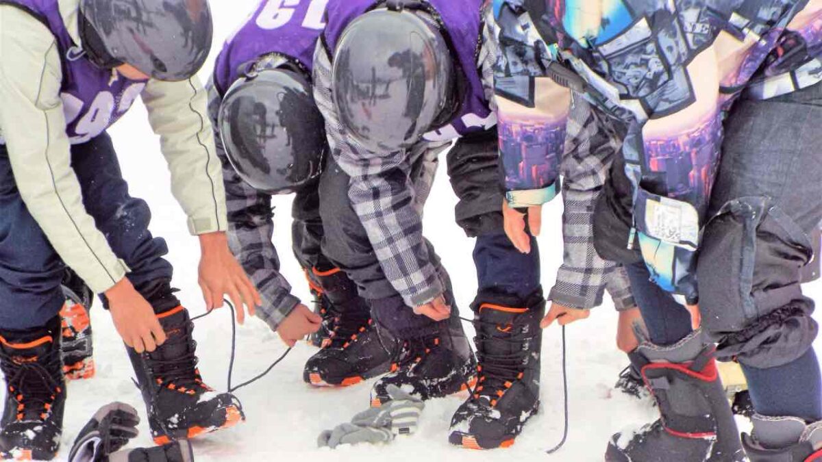スノーボードスクール ブーツの履き方