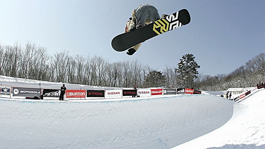 ハーフパイプを滑るスノーボーダー